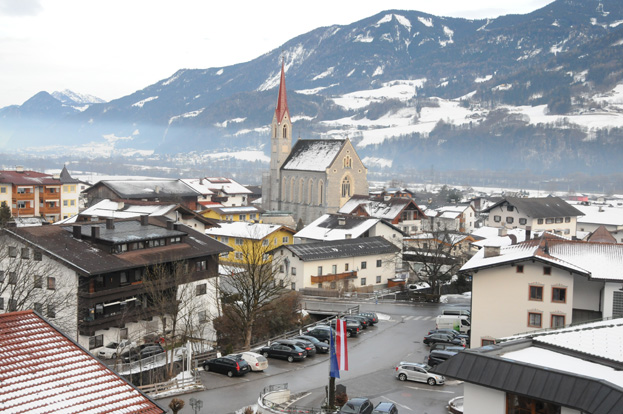 Illusration de l'article Le village de Stans, blotti autour de son &eacute;glise, au coeur de la vall&eacute;e de Schwaz.