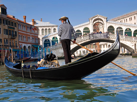 italie gondolier venitien  fotolia