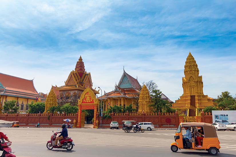 image Cambodge Phnom Penh Tuk tuk devant le Wat Ounalom as_231296877