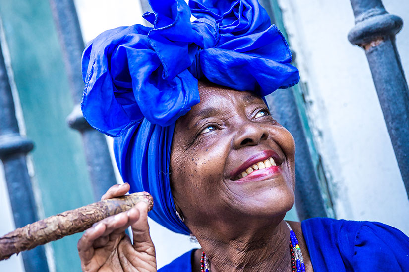 image Cuba Havana femme fumer cigare  fo