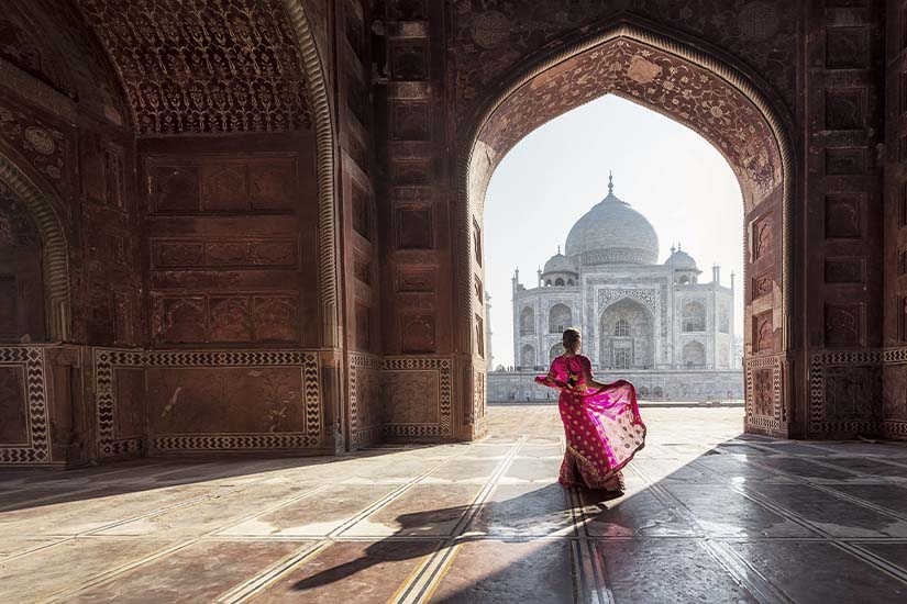 image Inde Agra Femme en sari devant le Taj Mahal as_222315662