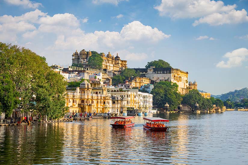 image Inde Rajasthan Udaipur City Palace et bateaux sur le lac Pichola 276058563