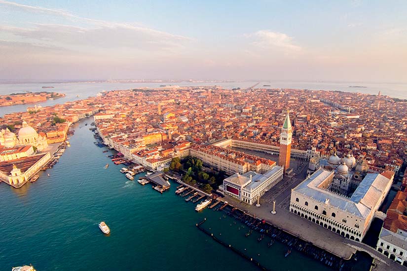 image Italie Venise Vue aerienne avec la place Saint Marc as_133560685