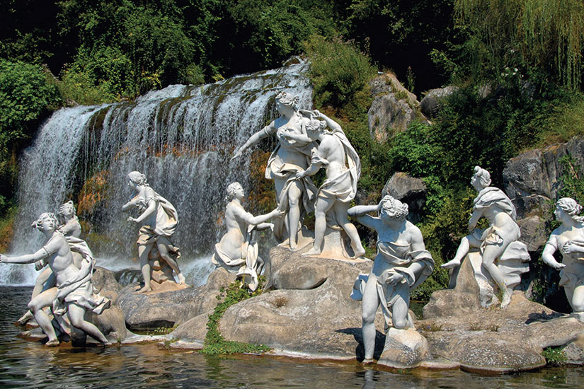 image Italie fontaine dans le parc royal de Caserta pres Naples  fo