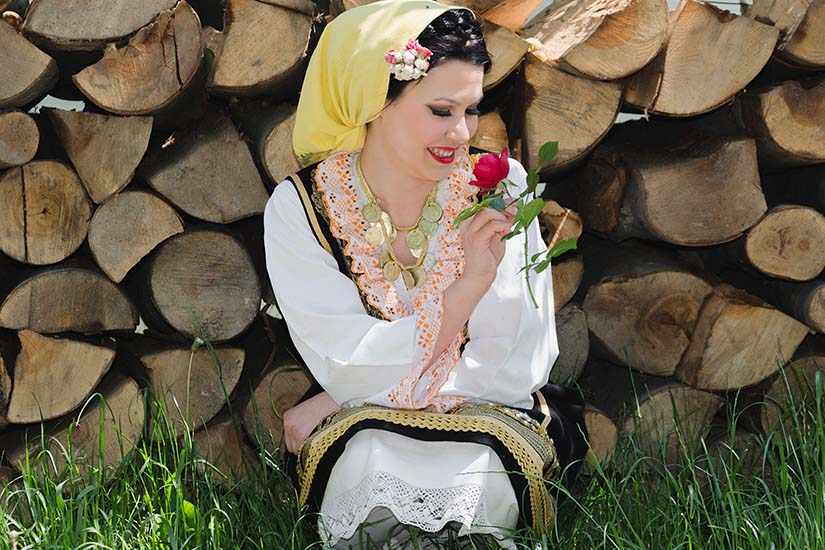 image Serbie Femme en vetements traditionnels serbes as_153641888