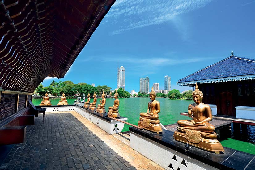 image Sri Lanka Colombo Statues de Bouddha du temple Seema Malakaya as_107015804