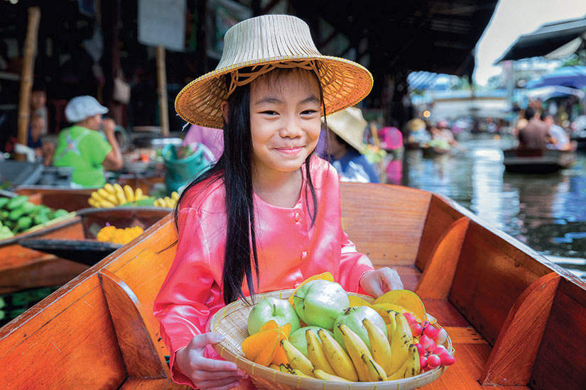 image Thailande enfant tenir de panier de fruits dans le marche traditionnel flotant  fo