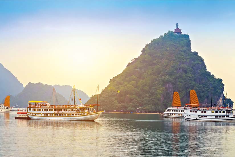image Vietnam Baie Halong jonques traditionnelles as_265097957