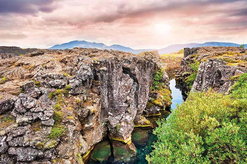 1 falaises et fissures profondes dans le parc national de thingvellir islande 29 it 499727006