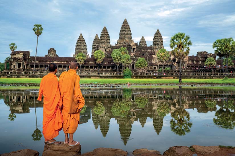 cambodge siem reap moines regardant le temple angkor wat as_291230762