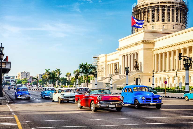 cuba la havane taxis cubains voitures anciennes devant le capitole is_1023723620