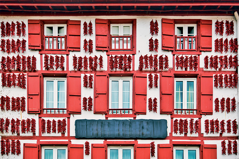 (image) image Piments d espelette rouge sechant dans le mur de la maison basque 31 as_97234290