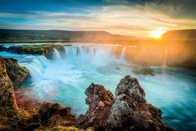https://images.salaun-holidays.com//-image-1-Islande-Godafoss-au-coucher-du-soleil-belle-cascade-longue-exposition-05-fo_69637634.jpg