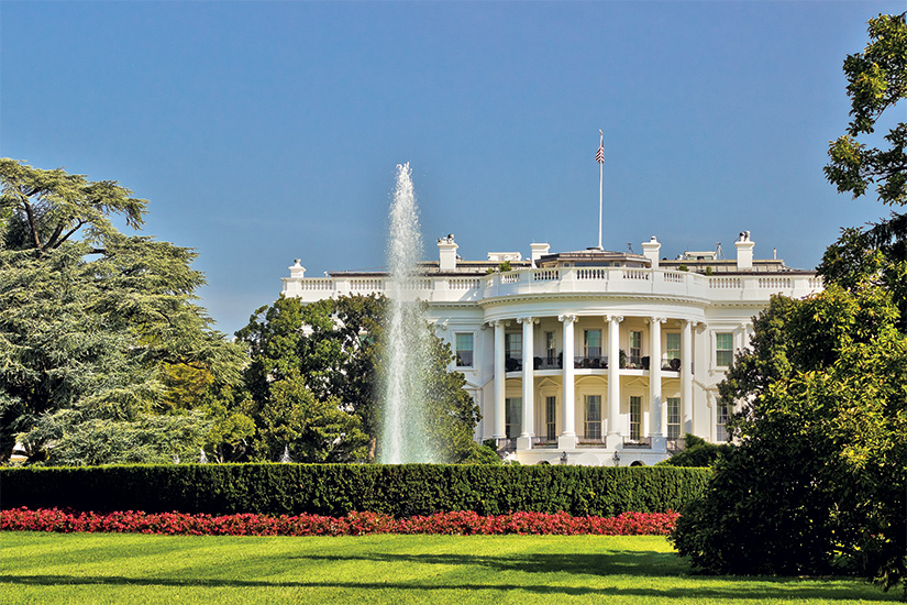 https://images.salaun-holidays.com//-image-1-Vue-de-la-fontaine-sud-portique-en-demi-cercle-de-la-maison-blanche-et-de-sa-pelouse-sud-(arriere-cour)-Washington-DC-31-as_135067406.jpg