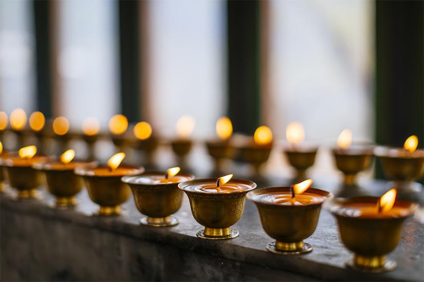 https://images.salaun-holidays.com//-image-Bhoutan-Lampes-a-beurre-dans-un-monastere-it_1148753954.jpg