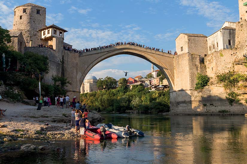 https://images.salaun-holidays.com//-image-Bosnie-Herzegovine-Mostar-Homme-sautant-du-pont-Stari-Most-as_412485072.jpg