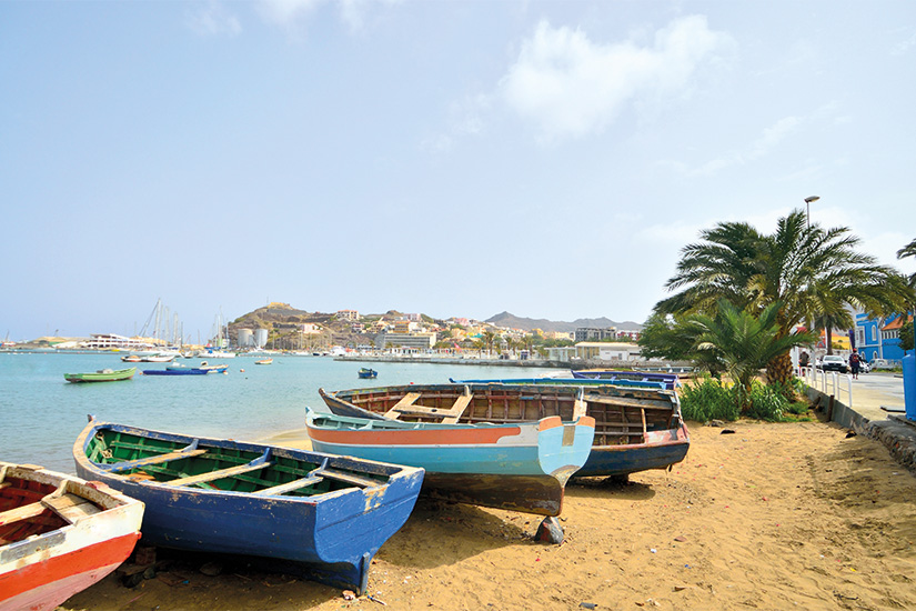 https://images.salaun-holidays.com//-image-Cap-Vert-Sao-Vicente-Mindelo-bateaux-sur-la-plage-16-it_174872318.jpg