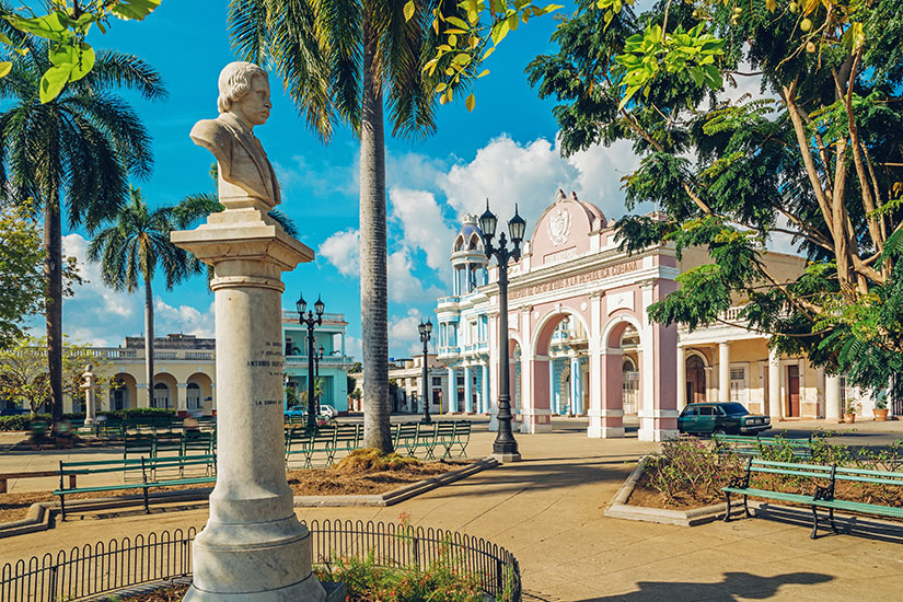 https://images.salaun-holidays.com//-image-Cuba-Cienfuegos-Parque-Marti-55-it_87267389-09032017.jpg