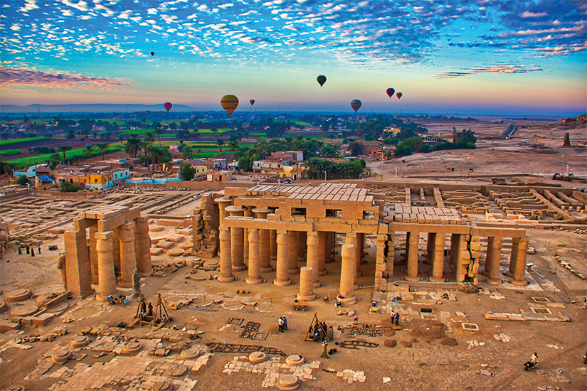 https://images.salaun-holidays.com//-image-Egypte-Louxor-montgolfiere-au-lever-du-soleil-sur-les-ruines-35-as_193898529.jpg