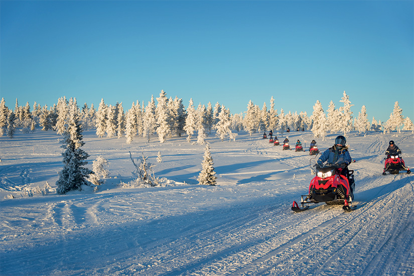 https://images.salaun-holidays.com//-image-Finlande-Laponie-groupe-de-motoneiges-pres-de-Saariselka-15-as_177108892.jpg