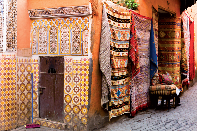 https://images.salaun-holidays.com//-image-Maroc-marrakech-tapis-ancien-mur-carrele-92-fo_65235017.jpg