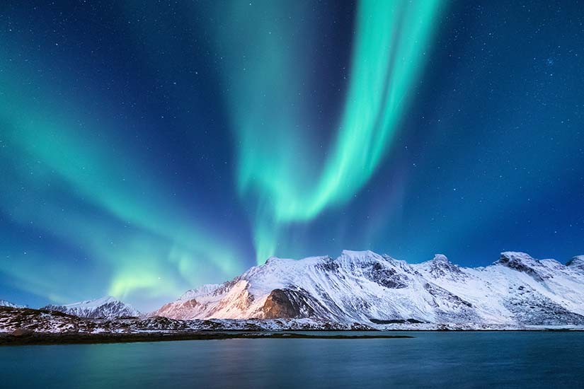 ()  norvege aurores boreales au dessus des montagnes as_194812119