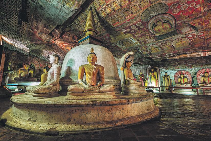 https://images.salaun-holidays.com//-image-Sri-Lanka-Dambulla-Statutes-de-Bouddha-dans-le-Temple-d-or-it_525494364.jpg