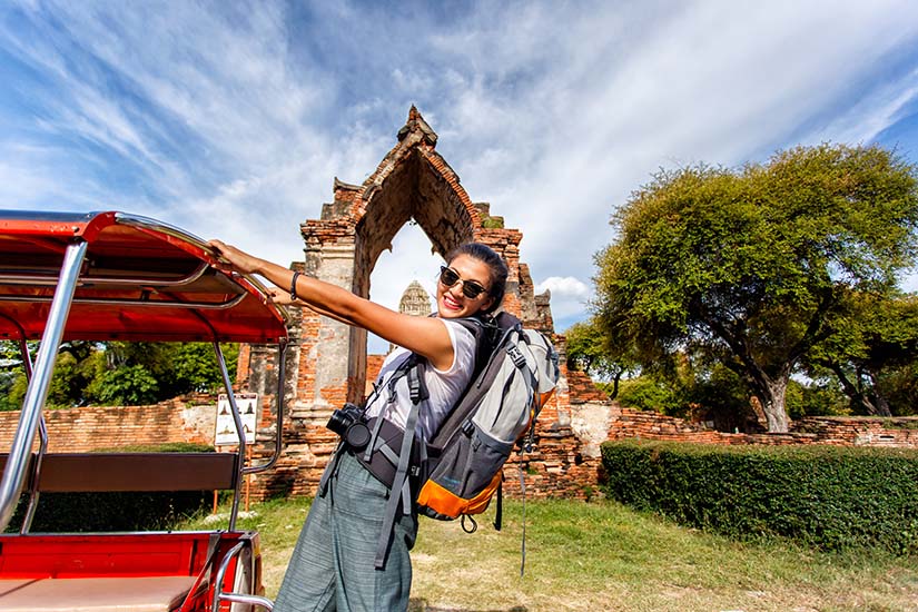 --thailande-ayutthaya-touriste-devant-le-wat-mahathat-is_842441372.jpg