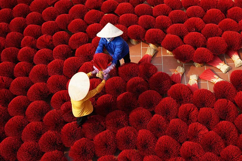 --vietnam-hanoi-femmes-ramassant-des-batonnets-d-encens-as_301759951.jpg