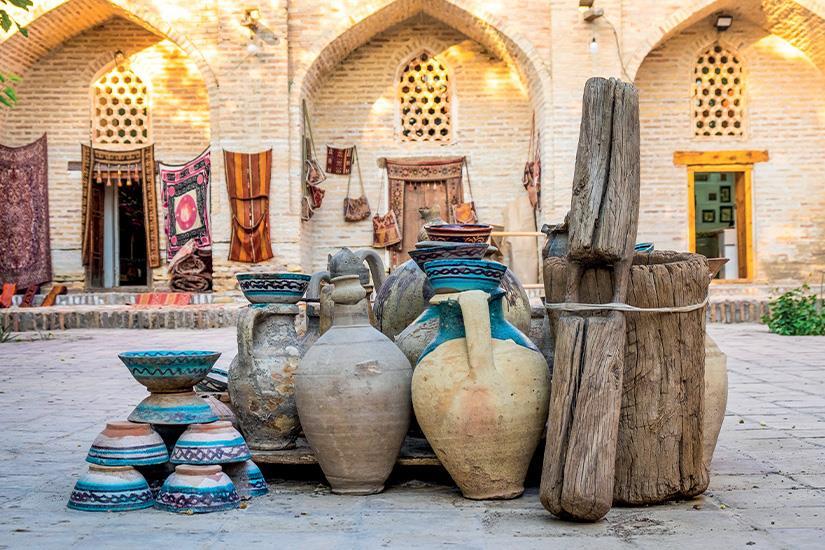 --ouzbekistan-boukhara-cruches-as_280995498