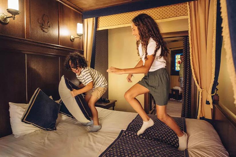 https://images.salaun-holidays.com//puy-du-fou_0001_enfants-lit-camp-drap-dor.jpg.jpg