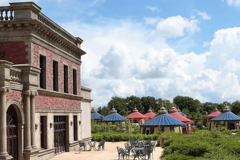 https://images.salaun-holidays.com//puy-du-fou_hotel_exterieur-camp-drap-dor.jpg.jpg