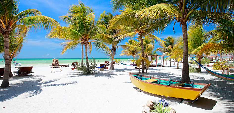 Plage de Cancún avec palmiers
