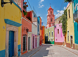 Maisons colorées d'une rue étroite de Mexico