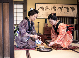 Femmes en tenue traditionnelle japonaise pendant la cérémonie du thé