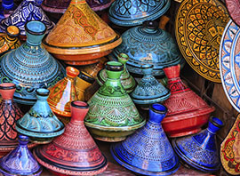 Maroc plats à tajine colorés dans le souk de Marrakech