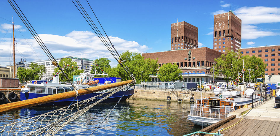 Norvège le port et l'hôtel de ville d'Oslo