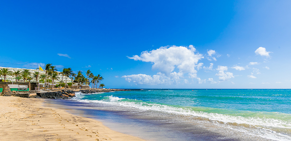 Vue panoramique de la plage de Las Cucharas à Lanzarote et du club Framissima Los Zocos