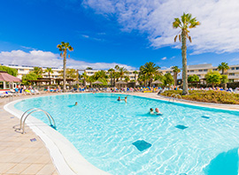 Piscine et cocotiers du club Framissima Los Zocos à Lanzarote