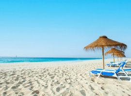 Plage Santa Monica au Cap Vert avec transats et parasols au Club Framissima Belorizonte