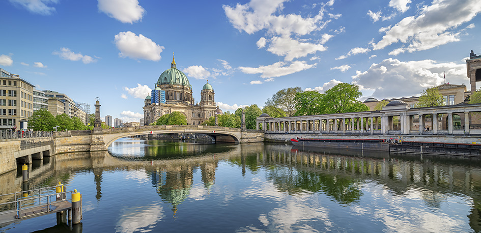 Allemagne cathédrale de  Berlin et rivière Sprée
