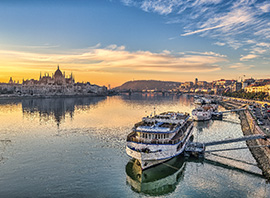 Hongrie parlement de Budapest depuis le Danube
