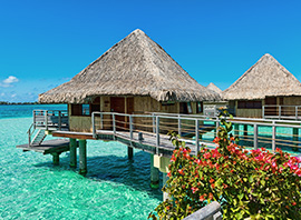Polynésie française bungalows aux toits de chaume à Bora Bora