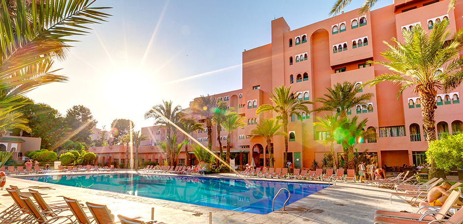 Bâtiment rose et piscine du club Framissima Les Idrissides au Maroc