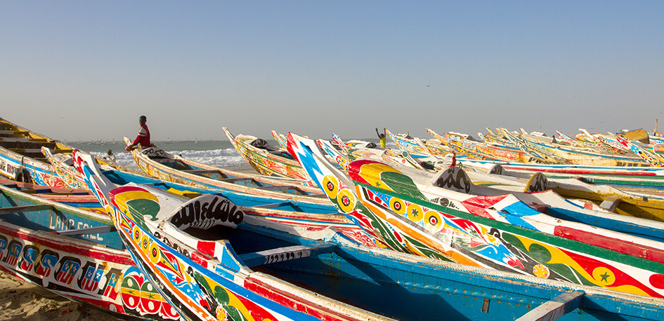 Sénégal bateaux colorés au port de Lompoul