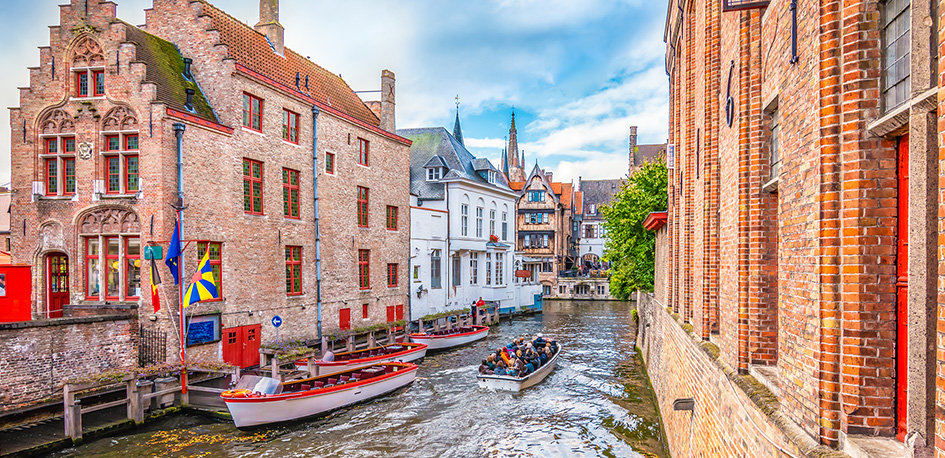 Belgique canal et bâtiments de briques rouge à Bruges