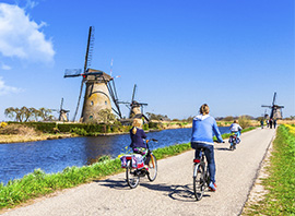 Pays-Bas promenade à vélo le longs des moulins à vent