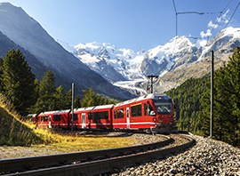 Suisse train Glacier Express dans les montagnes