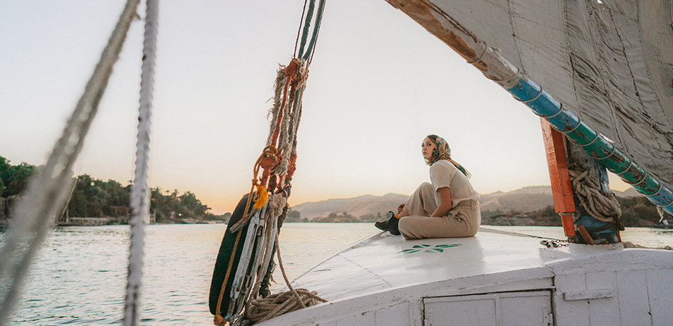 Égypte femme à bord d'une felouque sur le Nil
