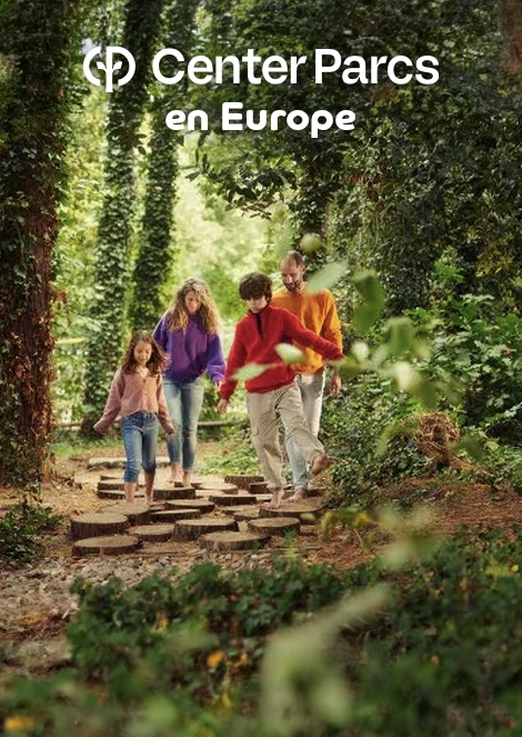 Famille s'amusant en forêt en Belgique